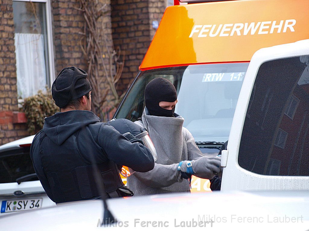 Einsatz Feuerwehr SEK Polizei Koeln Nippes Merheimerstr P098.JPG